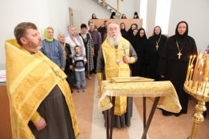 В Николаевском подворье Знаменского монастыря митрополит Ириней совершил праздничный молебен
